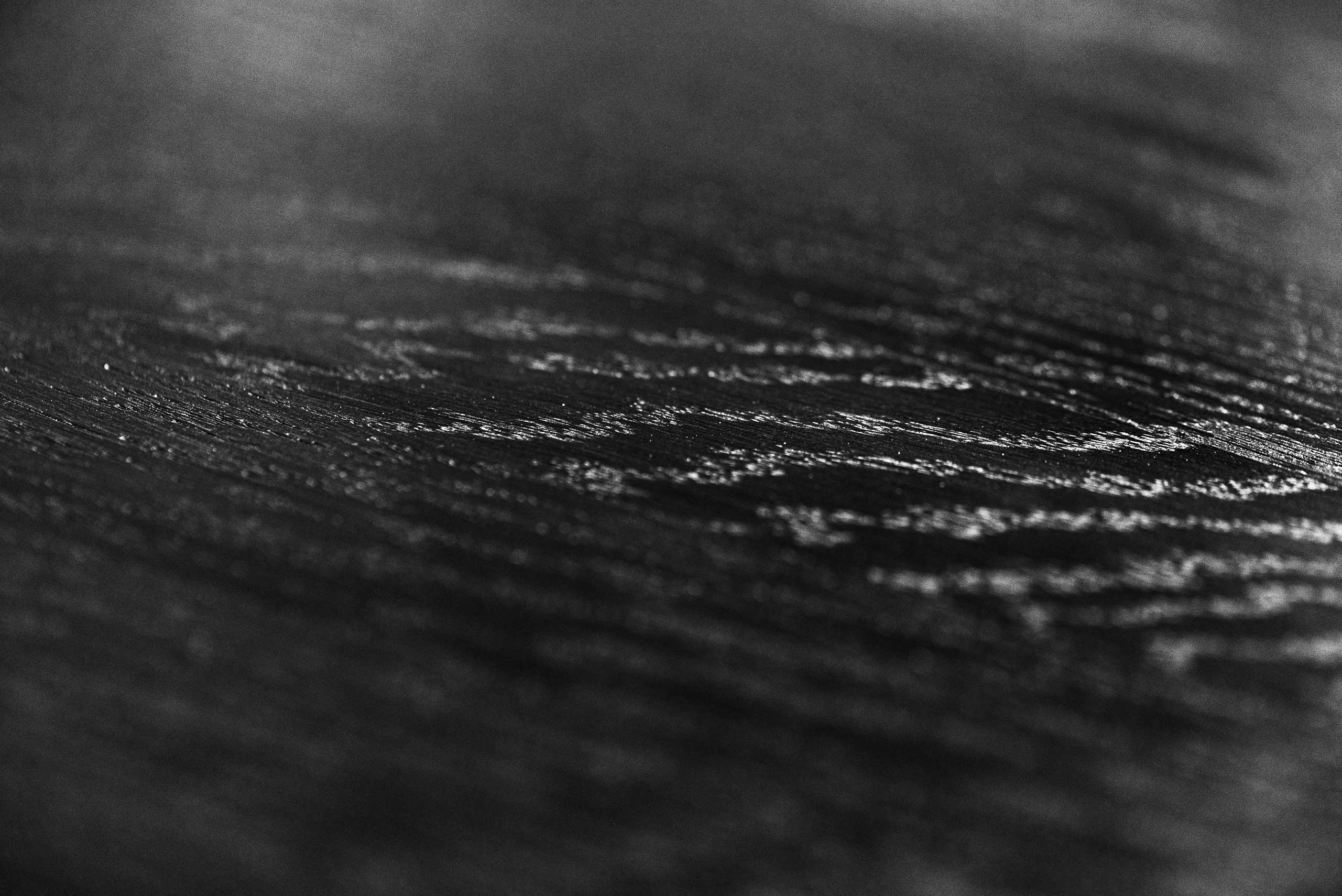Maxime Goléo - bois - chêne - teinte noir - bureau - table - banc - tabouret - texture - bois teinté - chêne teinté - veinage 