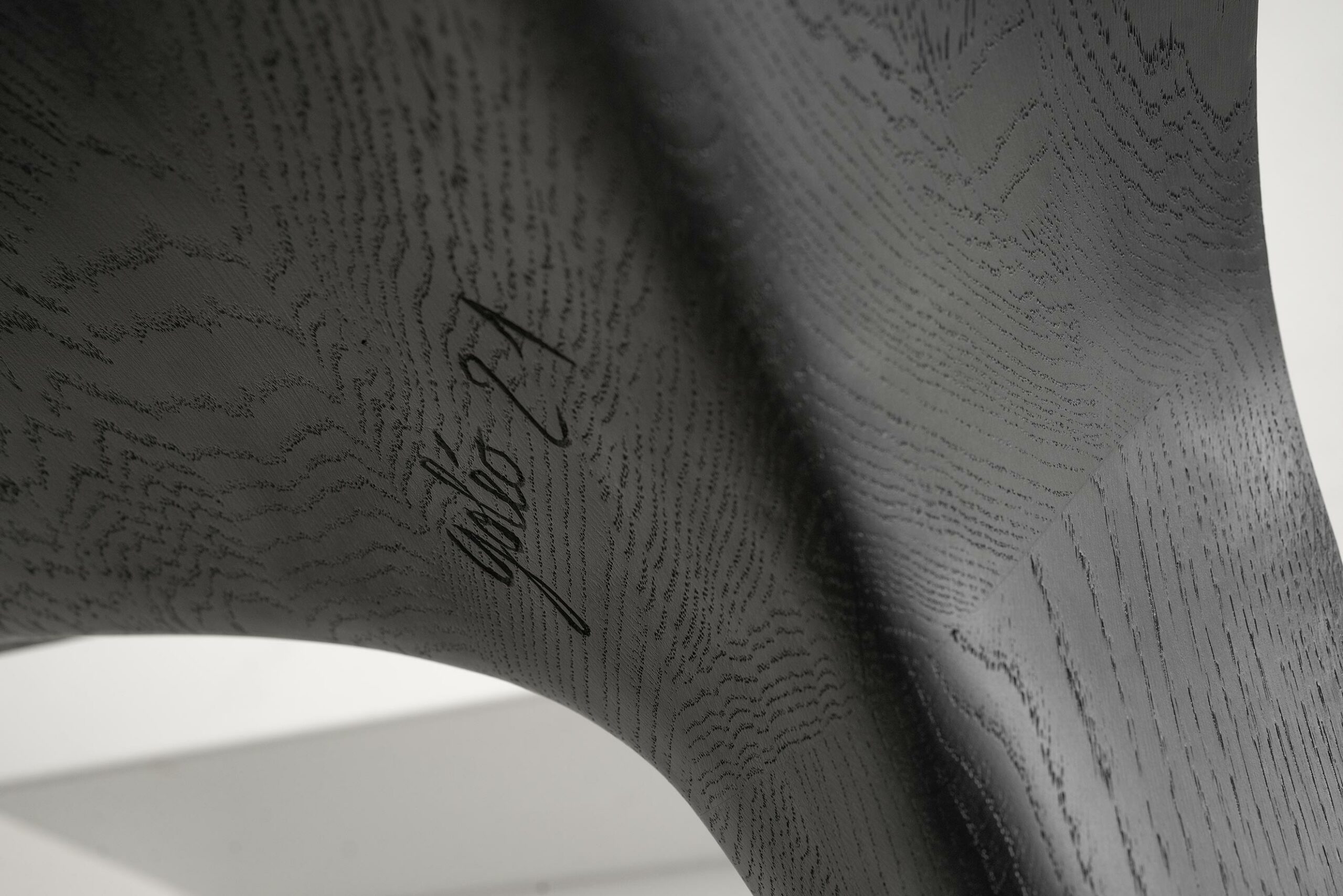 Maxime Goléo - bois - chêne - bureau - table - banc - organique - moderne - contemporain - design - sensuel - épuré - sculpture - ébéniste - chêne teinté noir - signature 