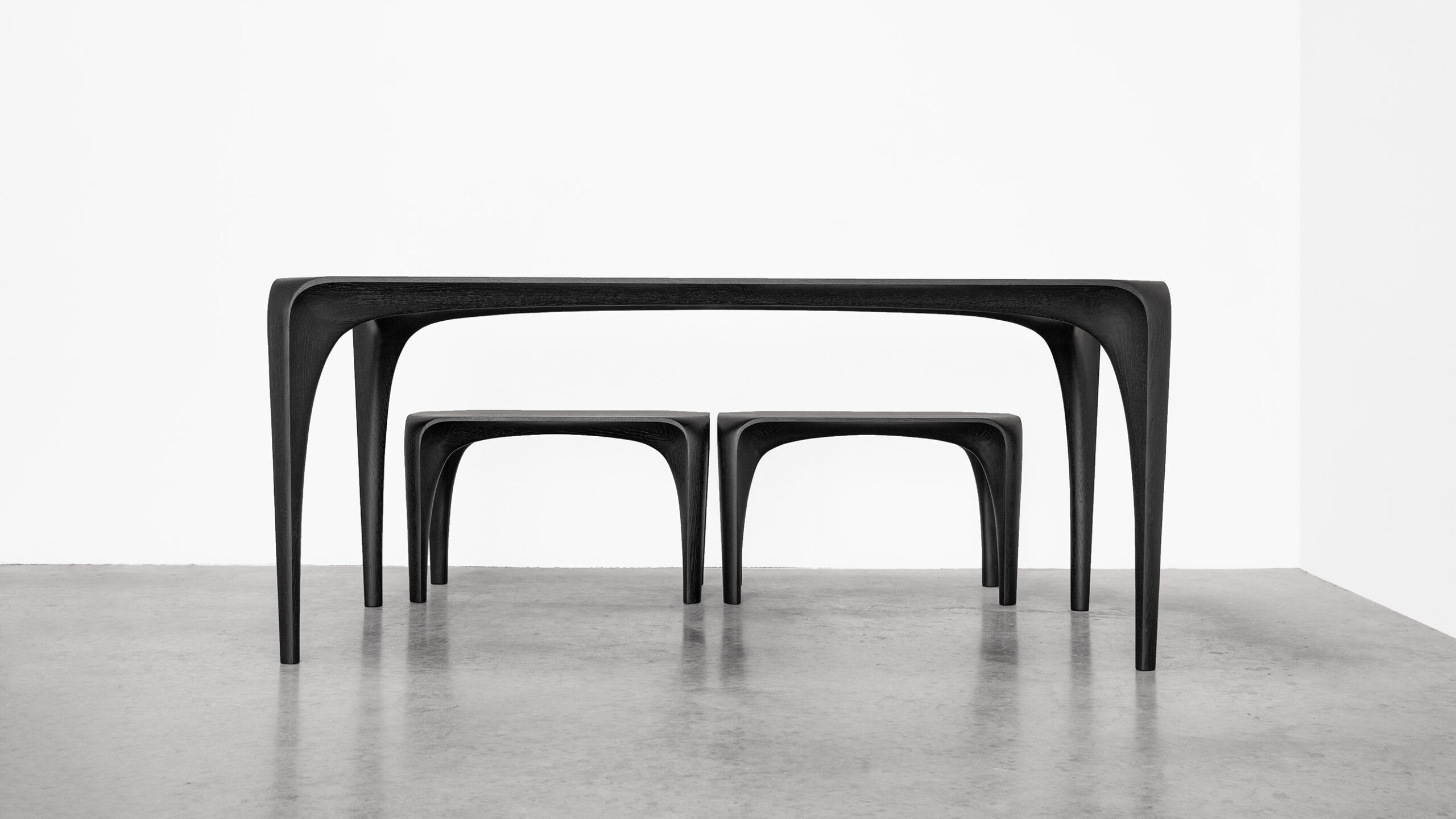Maxime Goléo - bois - chêne - bureau - table - banc - organique - moderne - contemporain - design - sensuel - épuré - sculpture - ébéniste - chêne teinté noir 