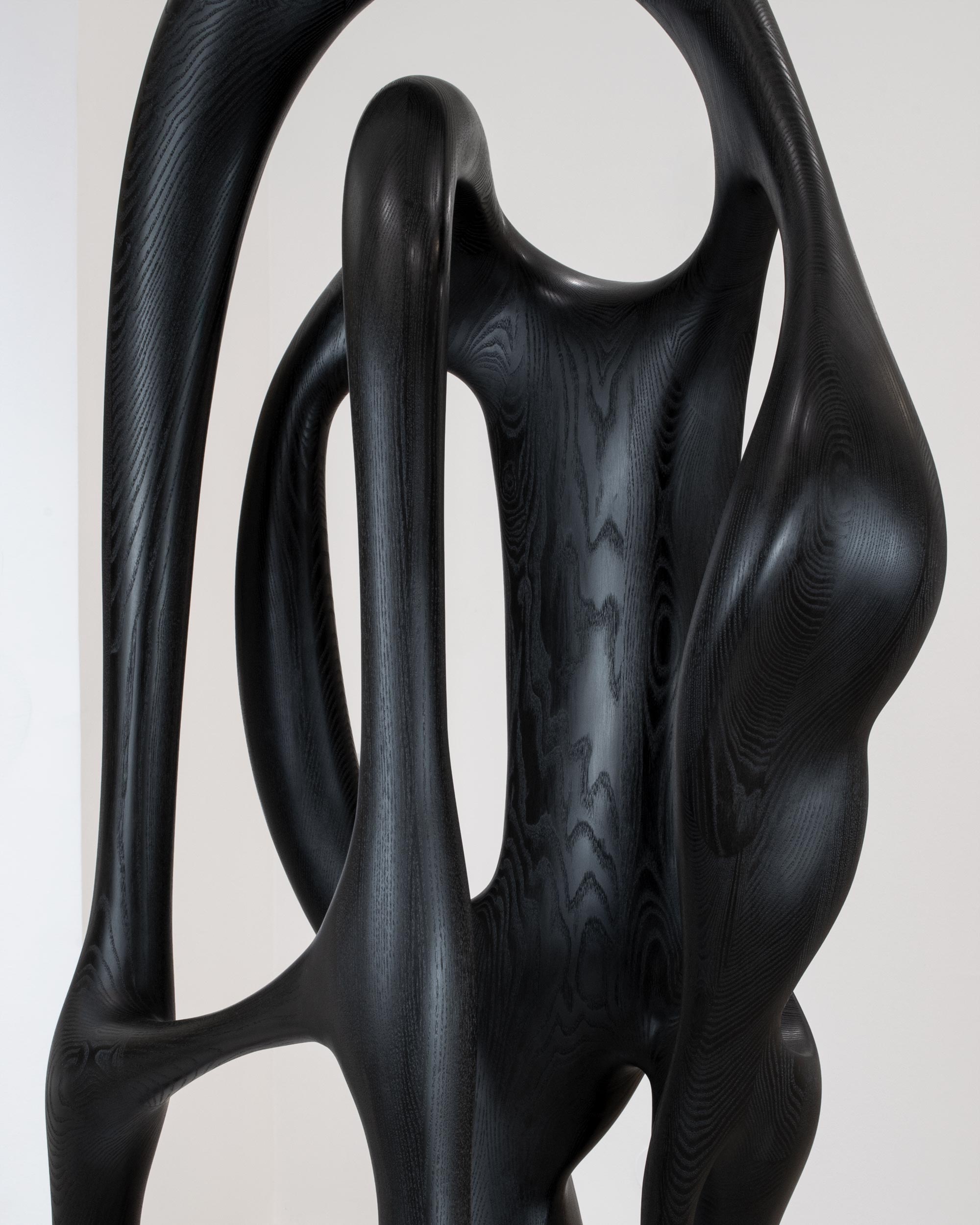 Maxime Goléo - Art - contemporain - galerie d'art - galerie - bois - frêne - teinte noire - sculpture - organique - nature - design - designer - artiste - sensuel - courbe
