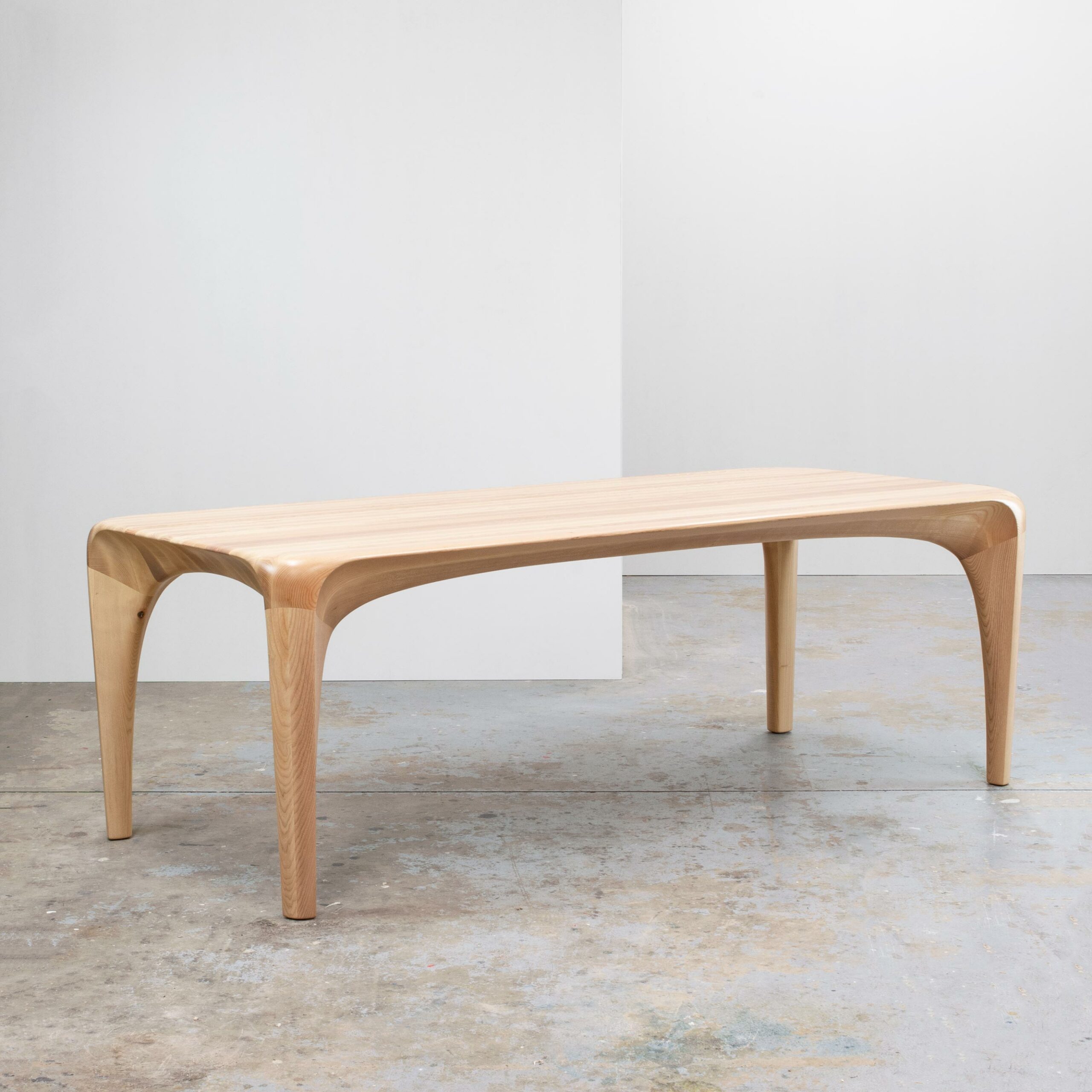 Table - Table à manger - Maxime Goléo - bois - frêne - organique - épuré - moderne - sculpture - design intérieur - galerie d'art - design