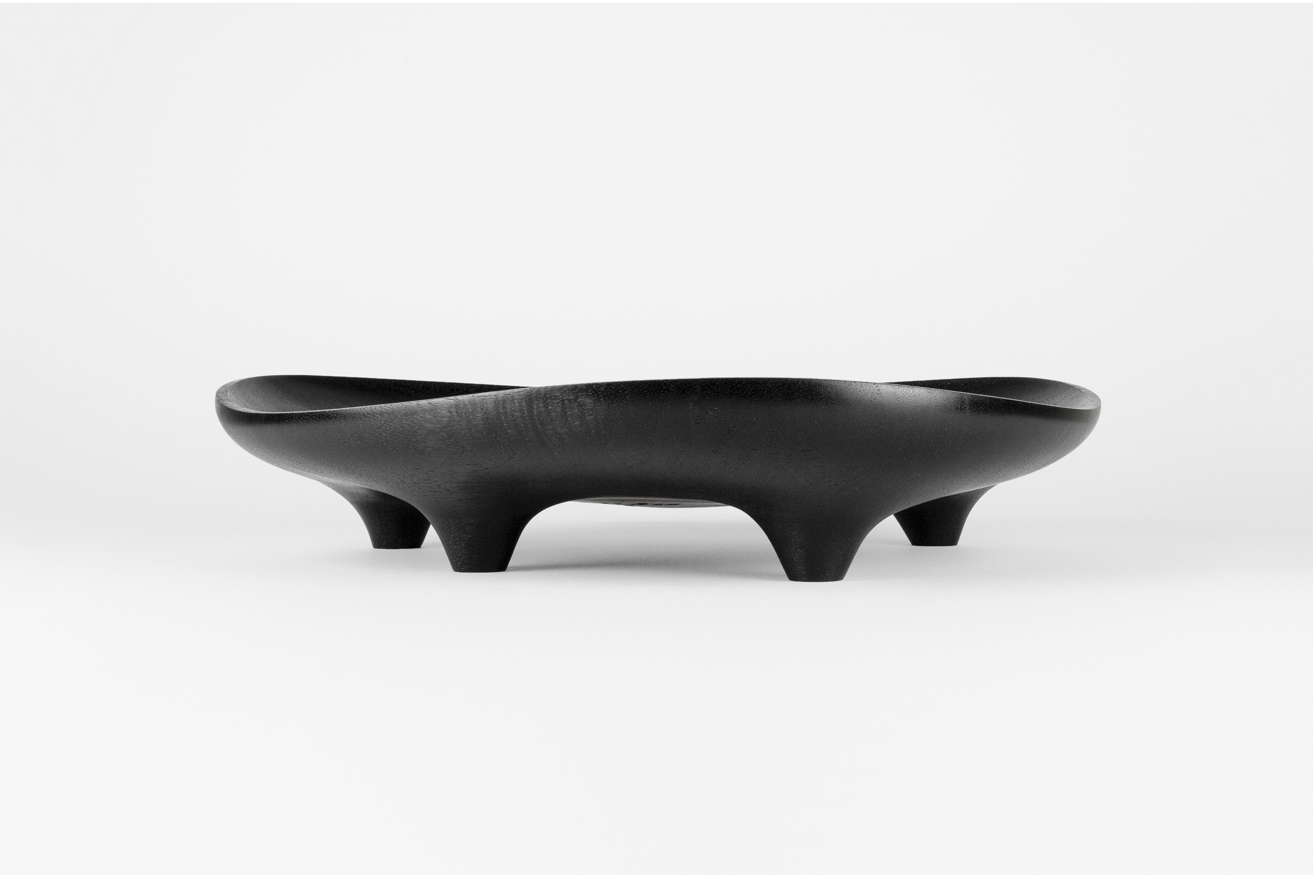 Maxime Goléo - plateau de table - bol - vide poche - plat allongé - plat ovale - plat creux - noyer ébonisé - forme organique - courbe