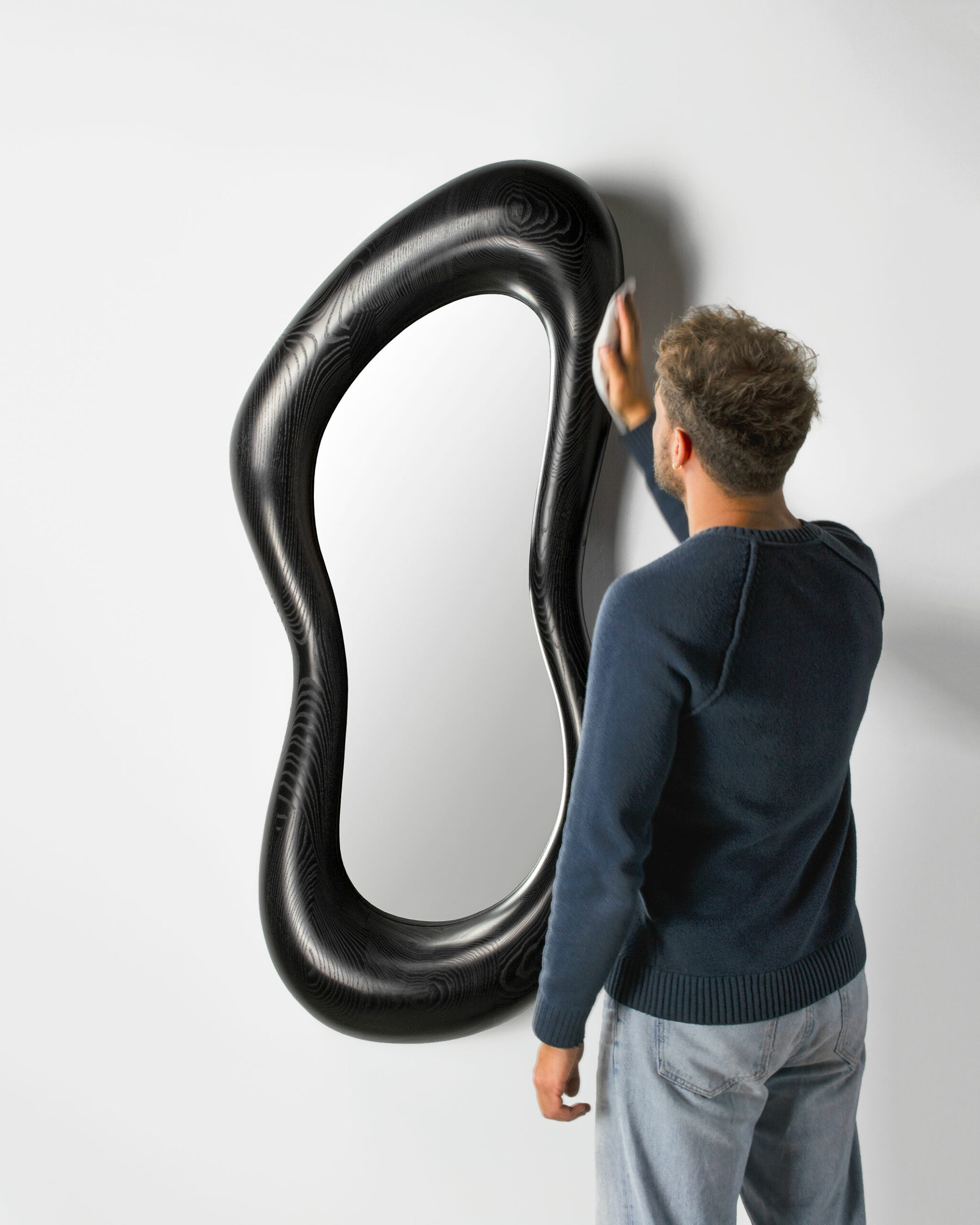 Art - contemporain - galerie d'art - bois - frêne teinté - courbe - sculpture - miroir - Maxime Goléo - design intérieur - sensuel - épuré - organique - noir