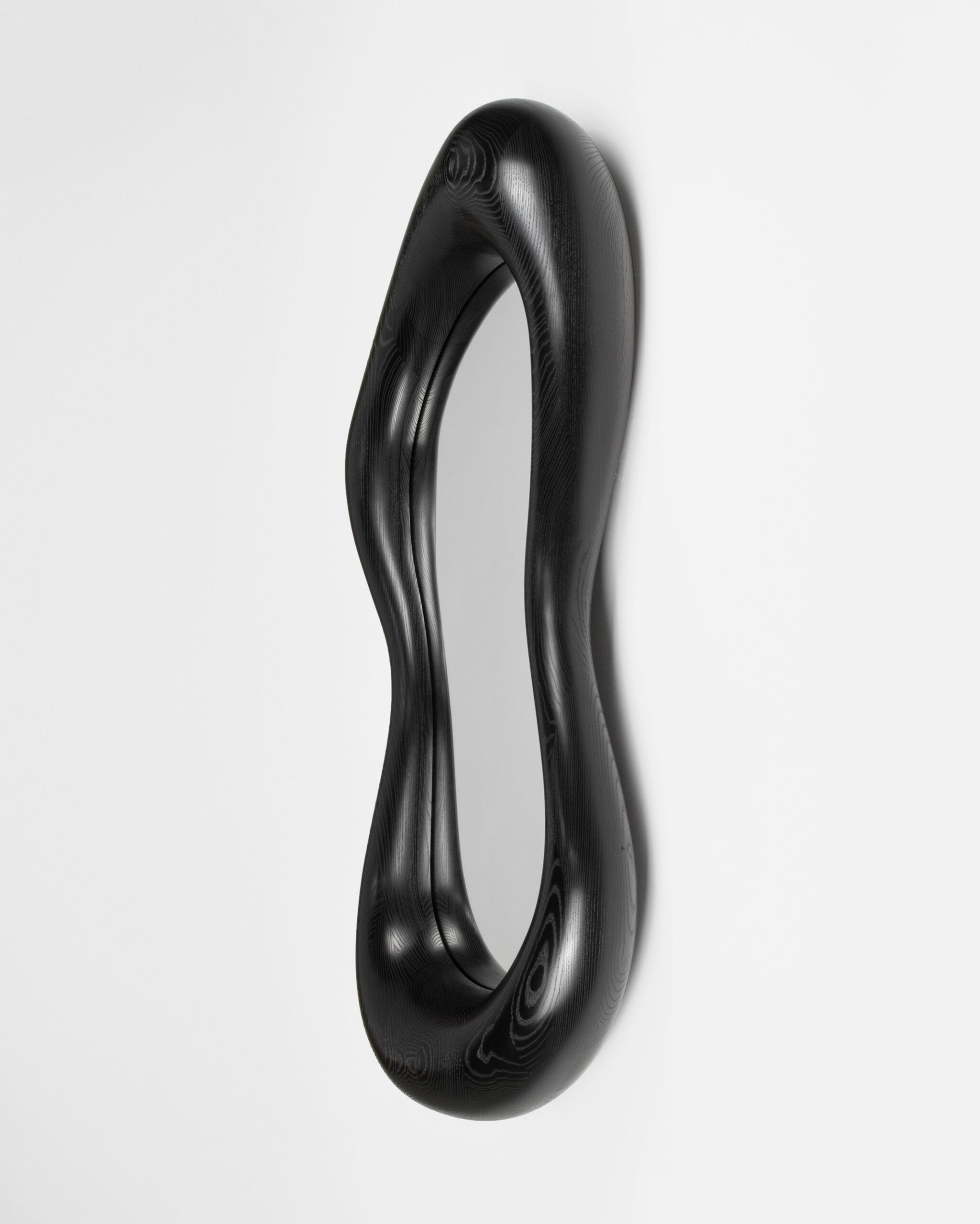 Mirror, 2024, Maxime Goléo Art - contemporain - galerie d'art - bois - frêne teinté - courbe - sculpture - miroir - Maxime Goléo - design intérieur - sensuel - épuré - organique - noir