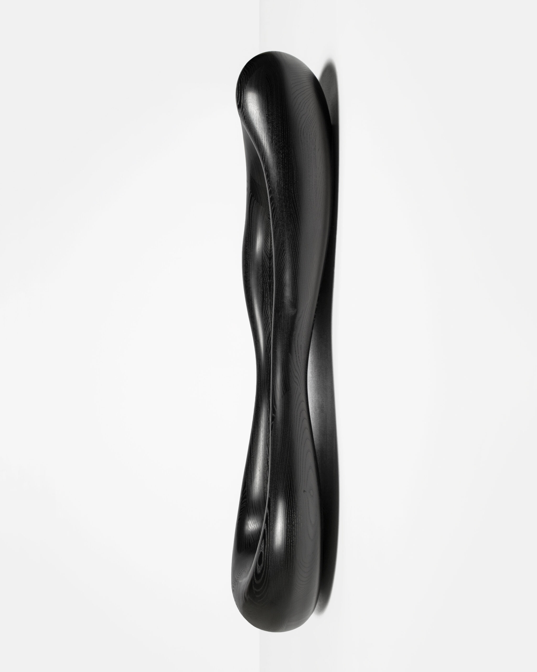 Mirror, 2024, Maxime Goléo Art - contemporain - galerie d'art - bois - frêne teinté - courbe - sculpture - miroir - Maxime Goléo - design intérieur - sensuel - épuré - organique - noir