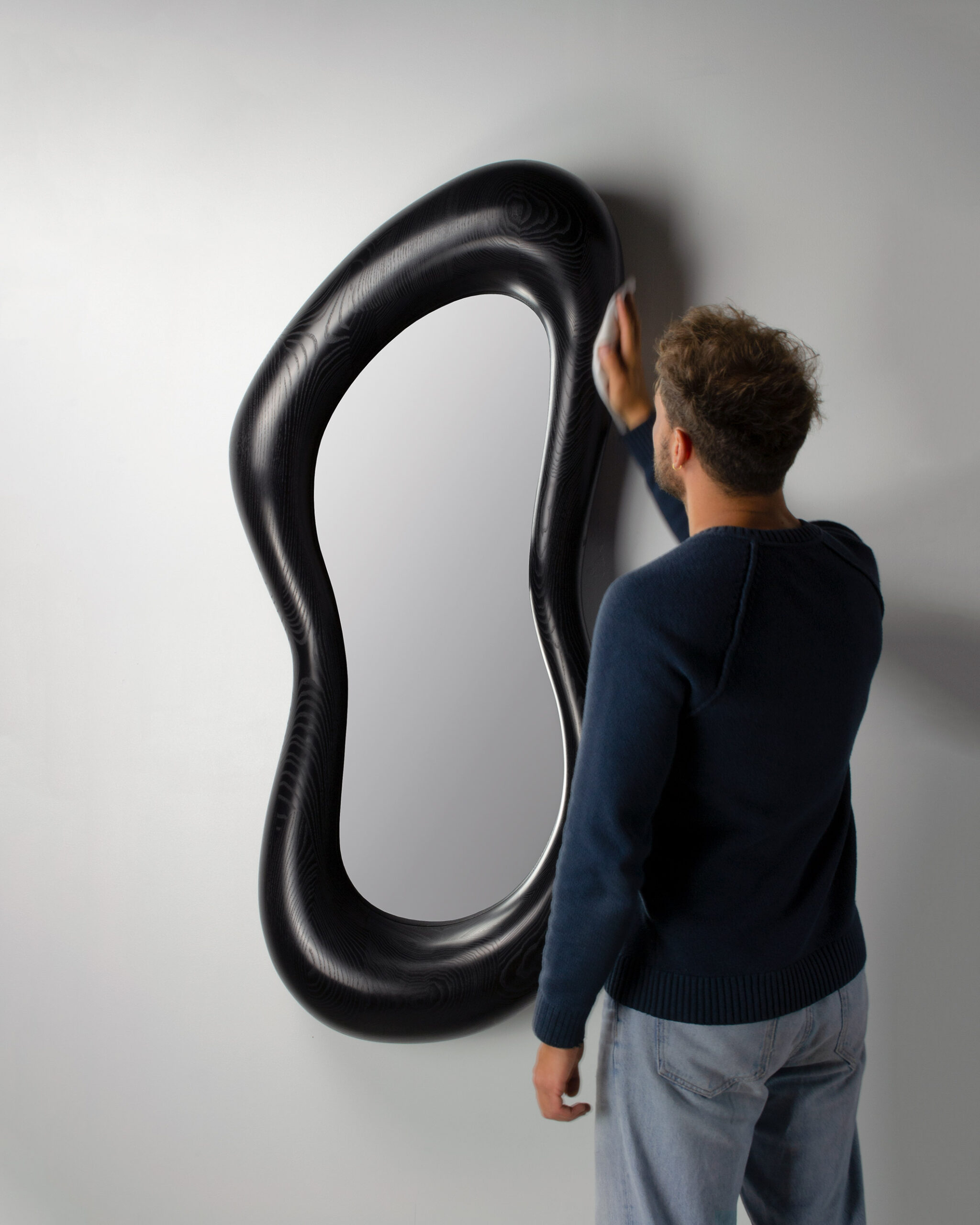 Mirror, 2024, Maxime Goléo Art - contemporain - galerie d'art - bois - frêne teinté - courbe - sculpture - miroir - Maxime Goléo - design intérieur - sensuel - épuré - organique - noir