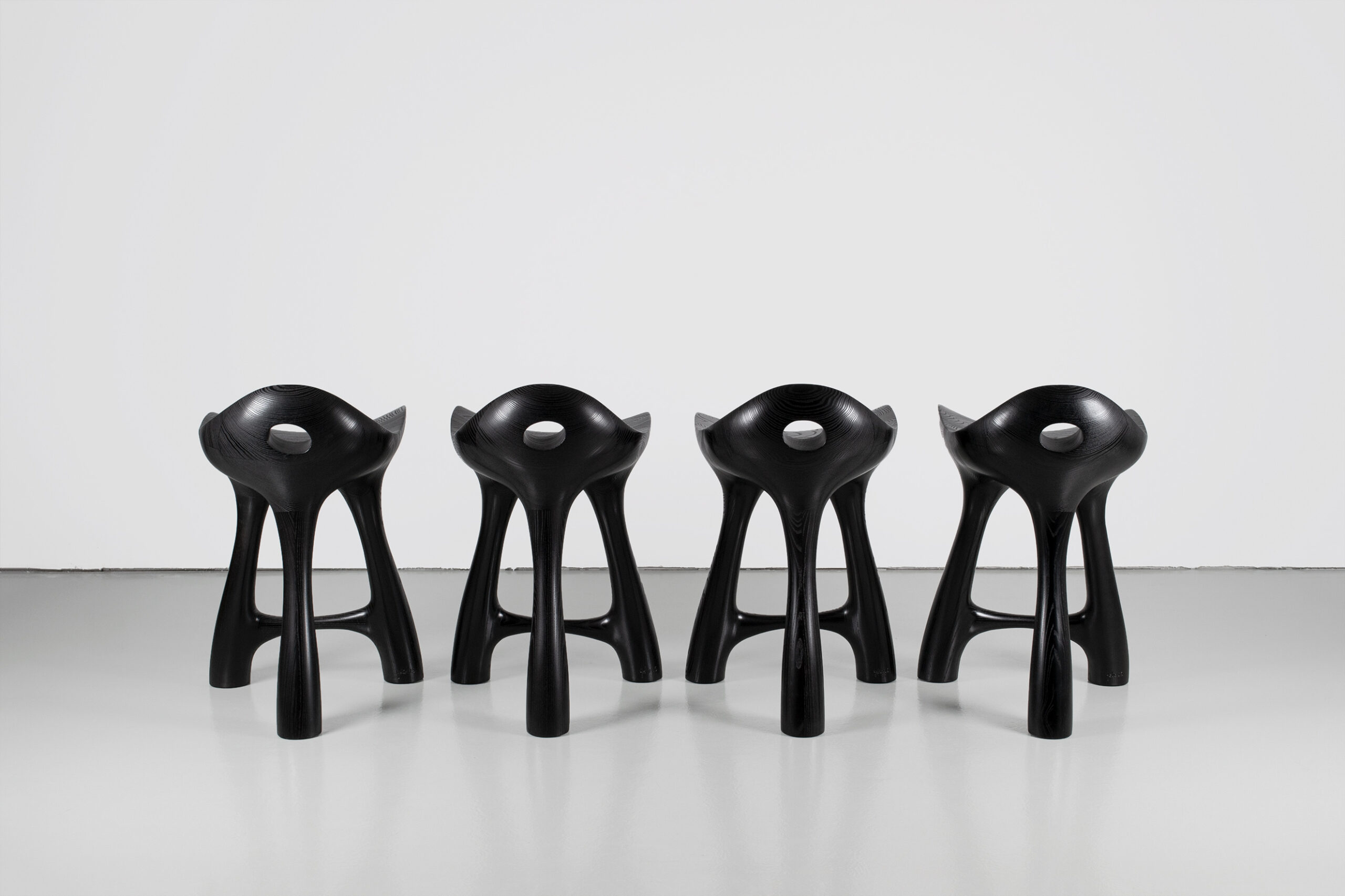 Art - contemporain - design - tabouret - bois - frêne - teinte noire - Maxime Goléo - architecture - sculpture