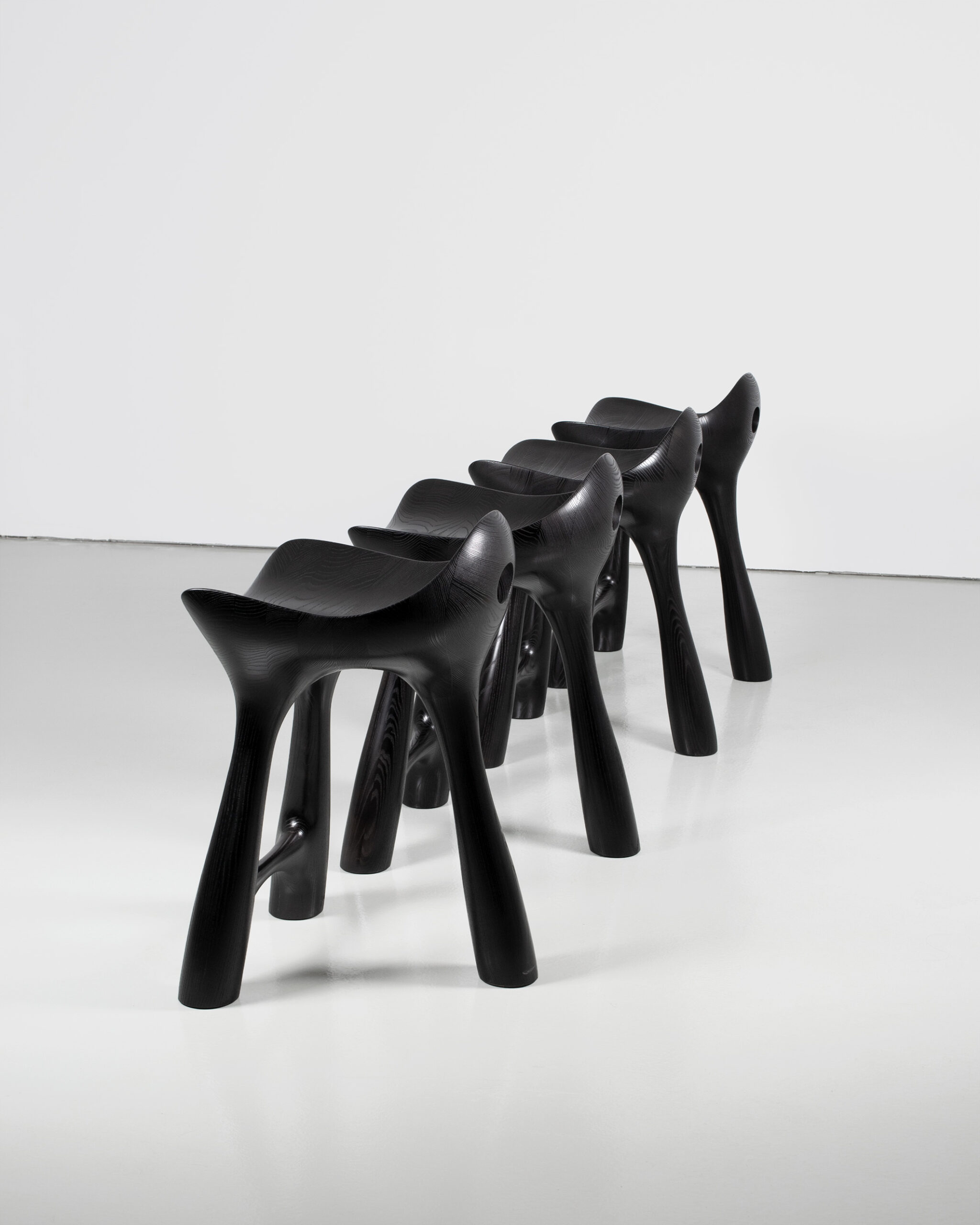 Art - contemporain - design - tabouret - bois - frêne - teinte noire - Maxime Goléo - architecture - sculpture