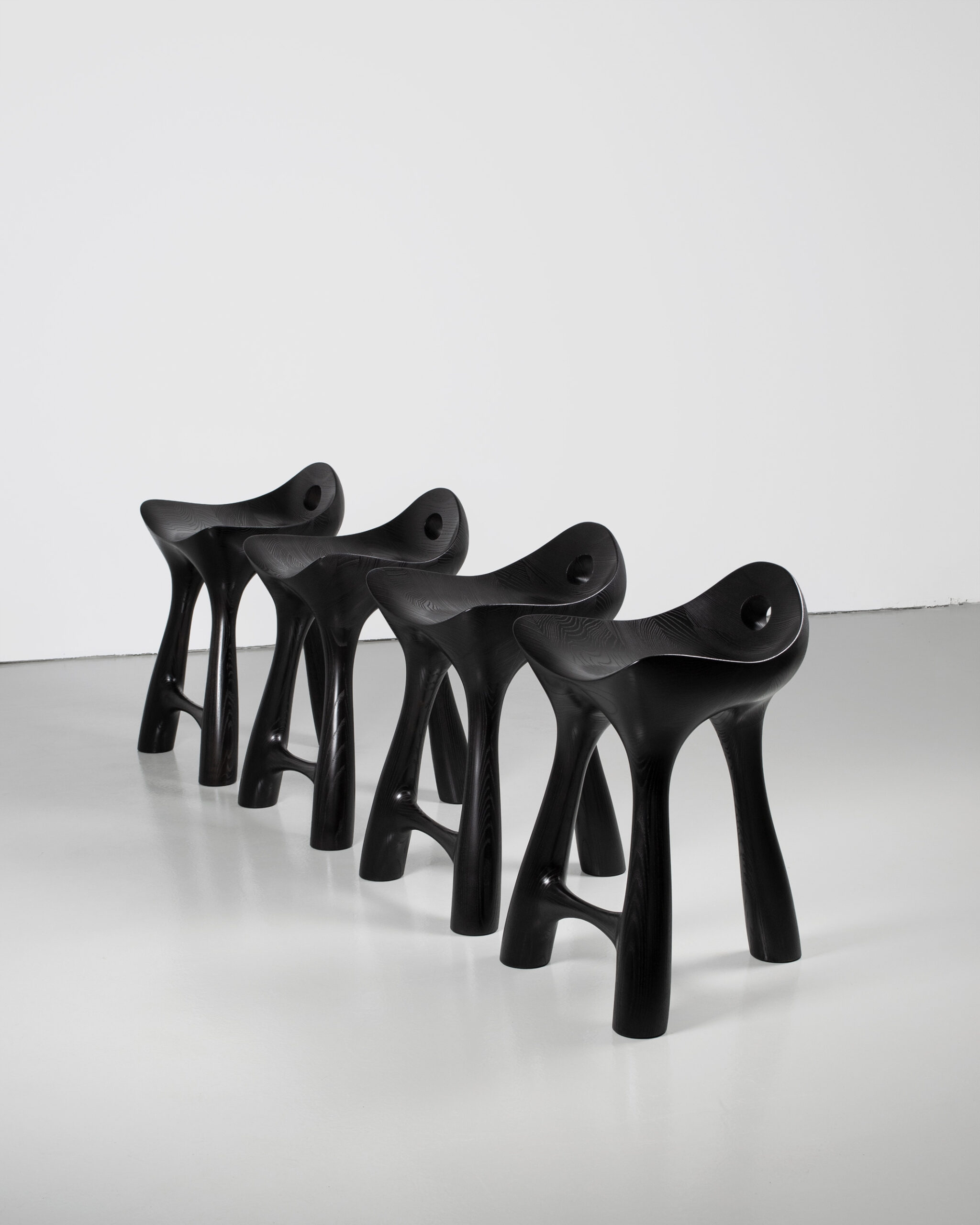 Art - contemporain - design - tabouret - bois - frêne - teinte noire - Maxime Goléo - architecture - sculpture