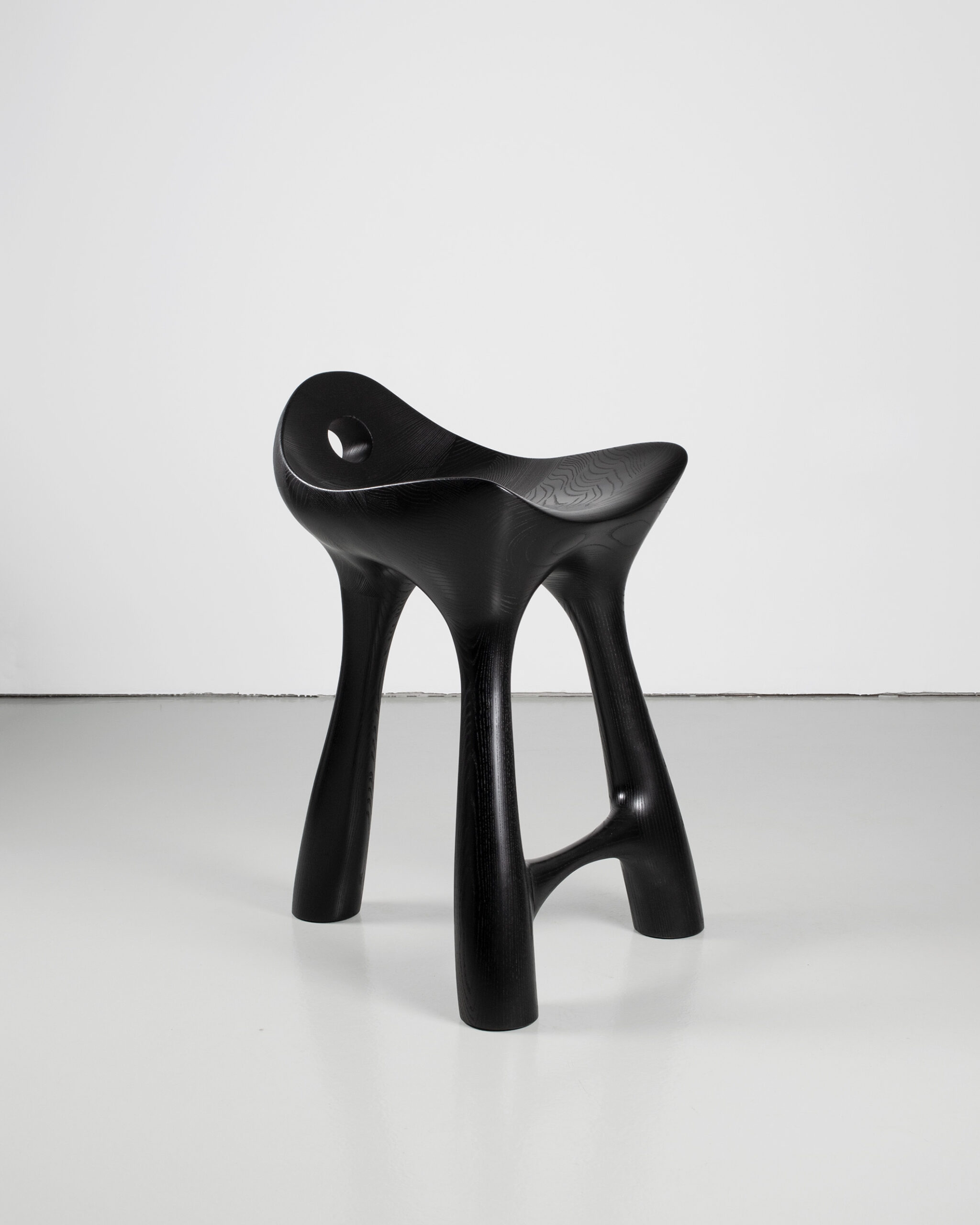 Art - contemporain - design - tabouret - bois - frêne - teinte noire - Maxime Goléo - architecture - sculpture