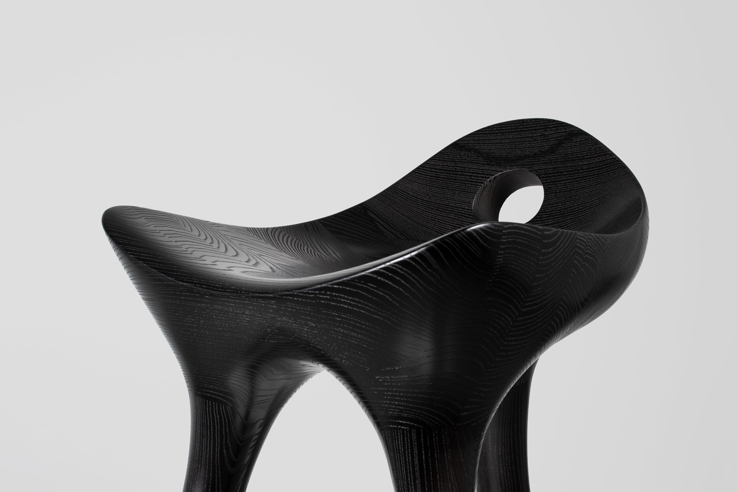 Art - contemporain - design - tabouret - bois - frêne - teinte noire - Maxime Goléo - architecture - sculpture
