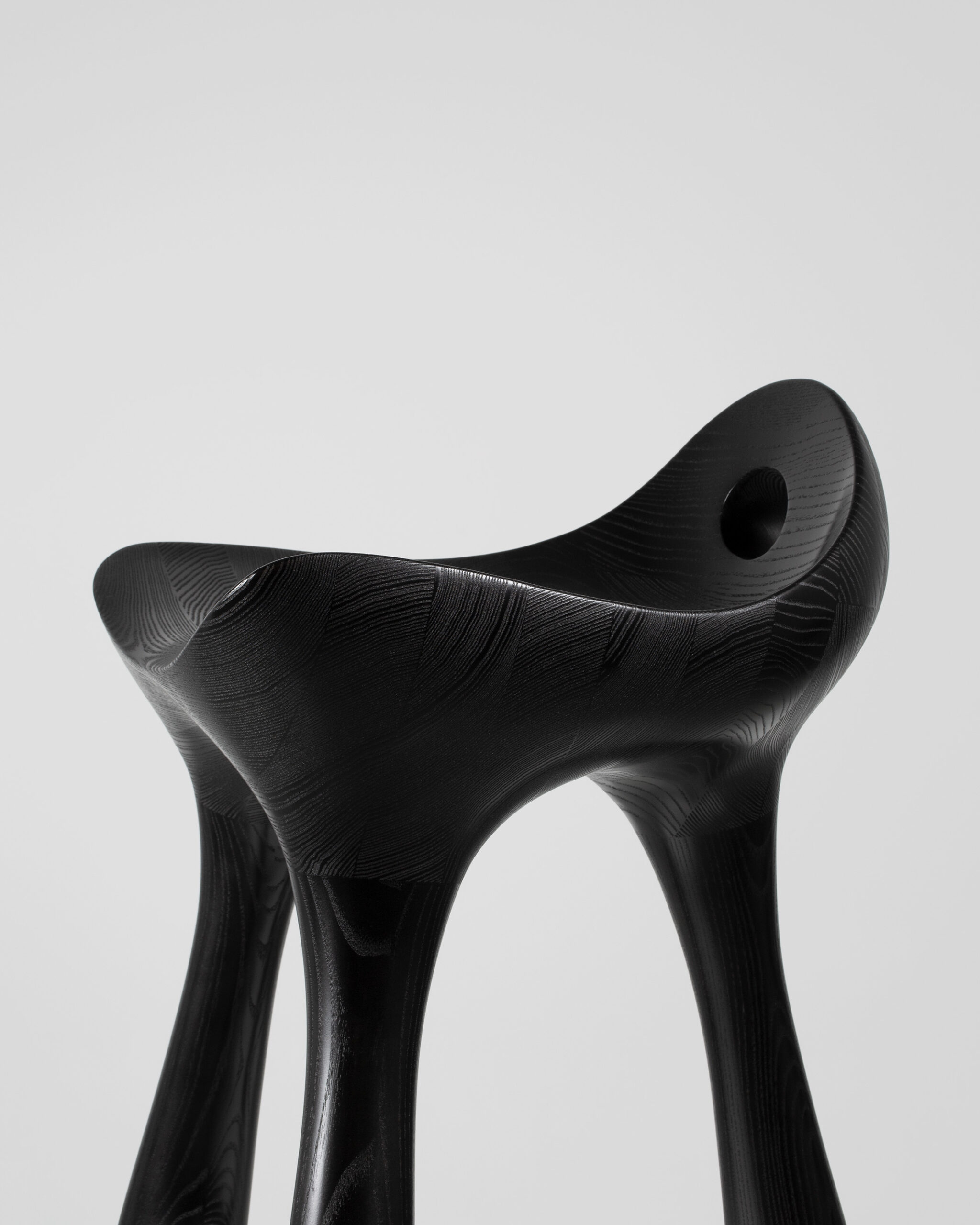 Art - contemporain - design - tabouret - bois - frêne - teinte noire - Maxime Goléo - architecture - sculpture