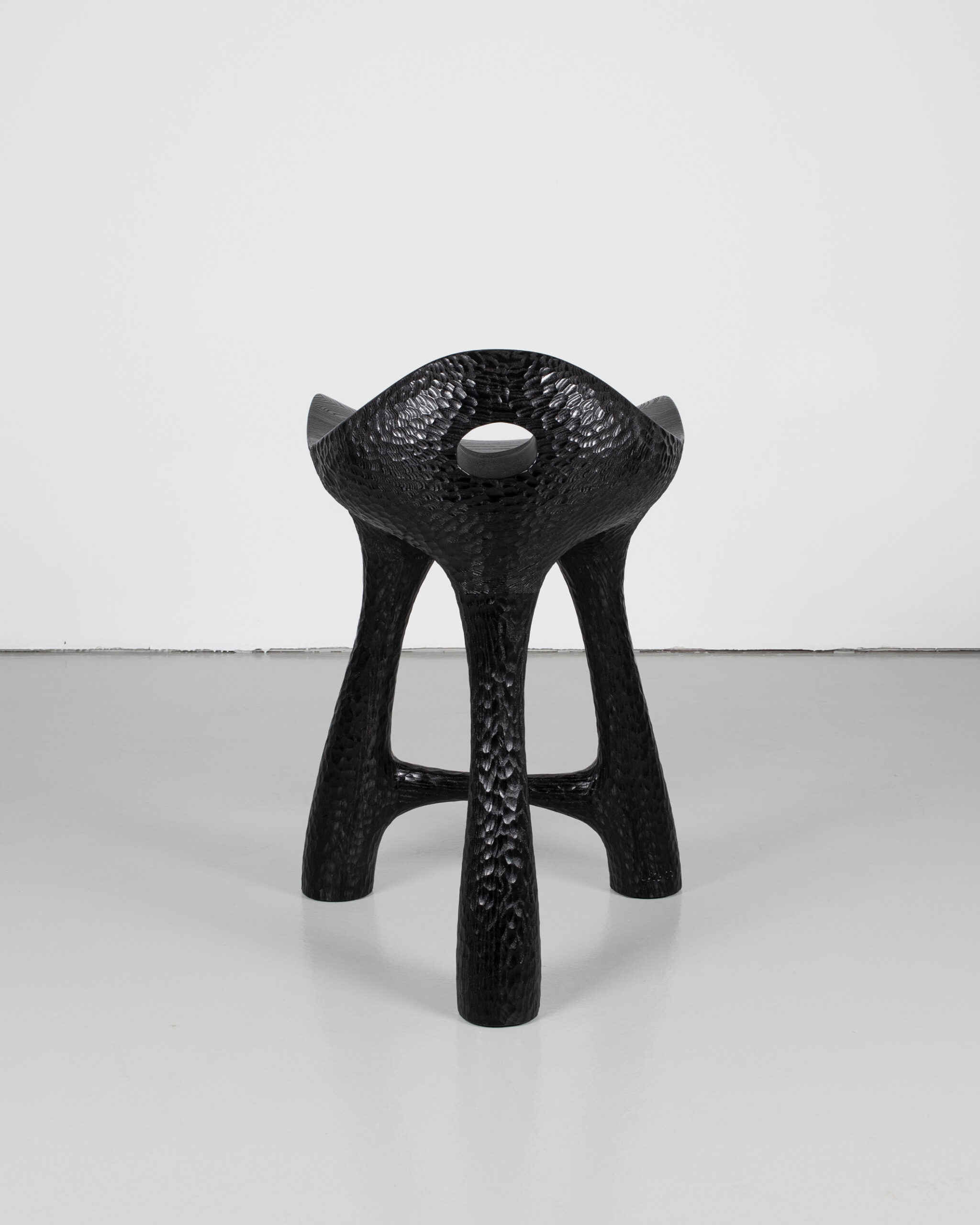Art - contemporain - design - tabouret - bois - frêne - teinte noire - Maxime Goléo - architecture - sculpture