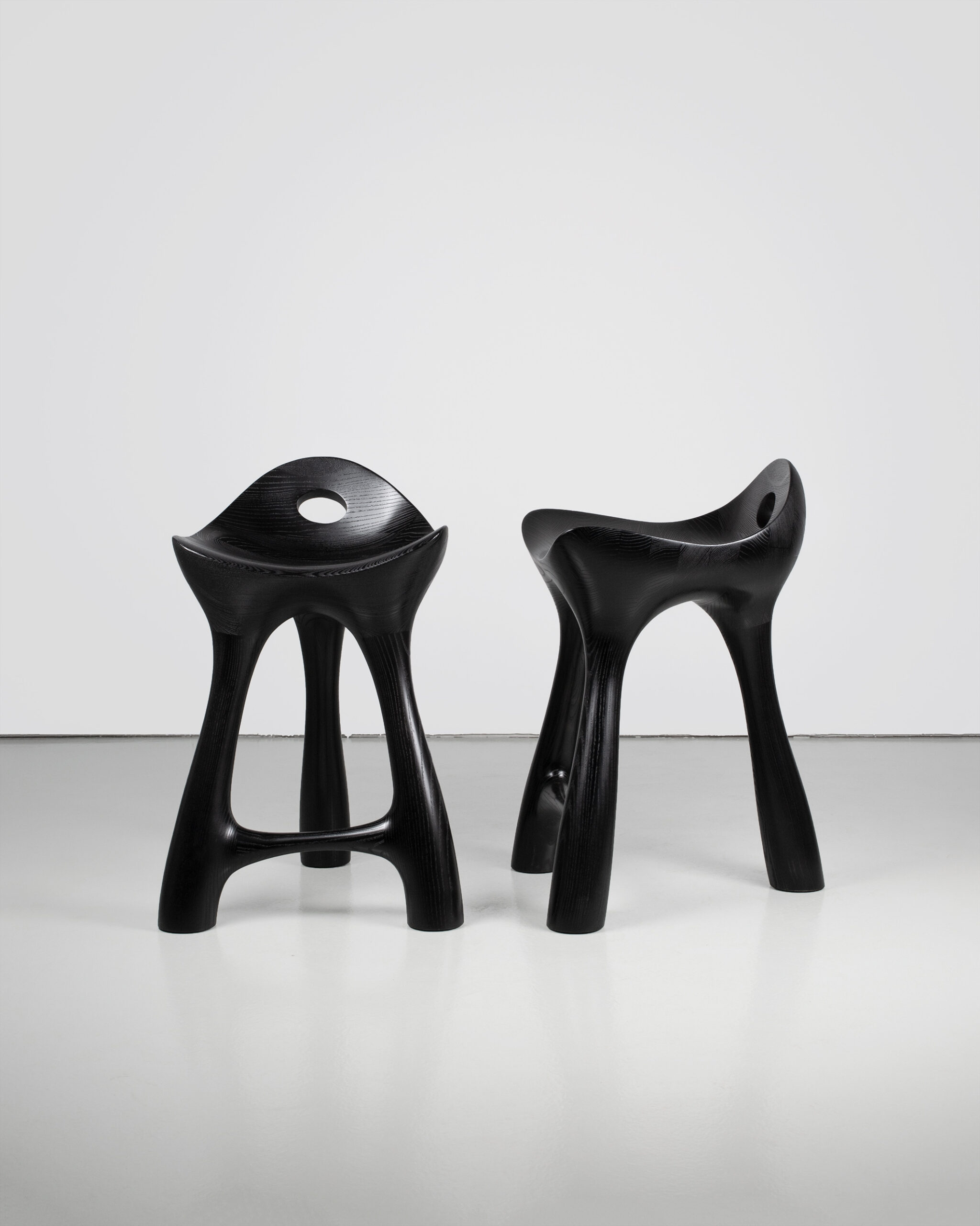 Art - contemporain - design - tabouret - bois - frêne - teinte noire - Maxime Goléo - architecture - sculpture