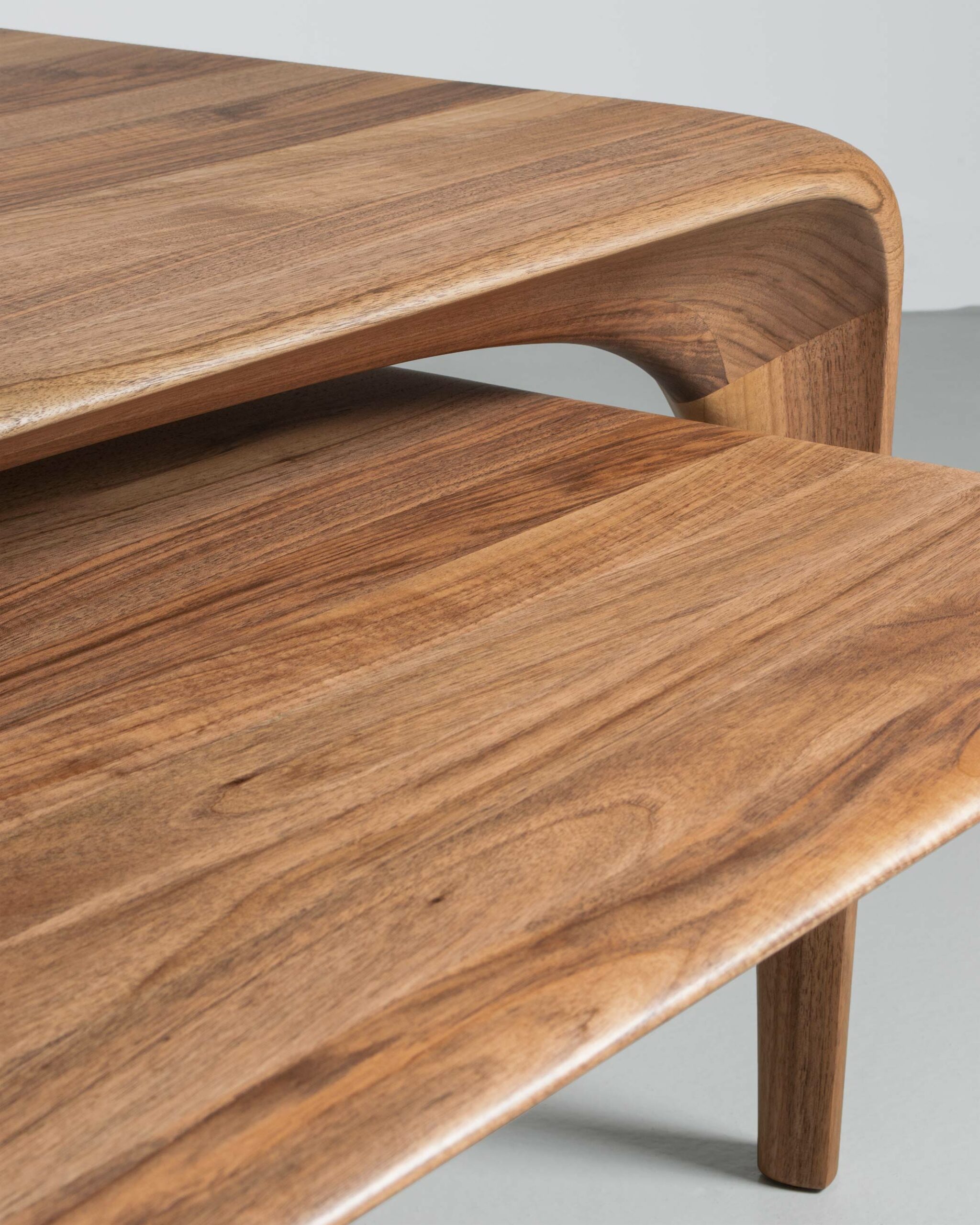 Table - Table à manger - Tables gigognes - Maxime Goléo - bois - frêne - organique - épuré - moderne - sculpture - design intérieur - galerie d'art - design