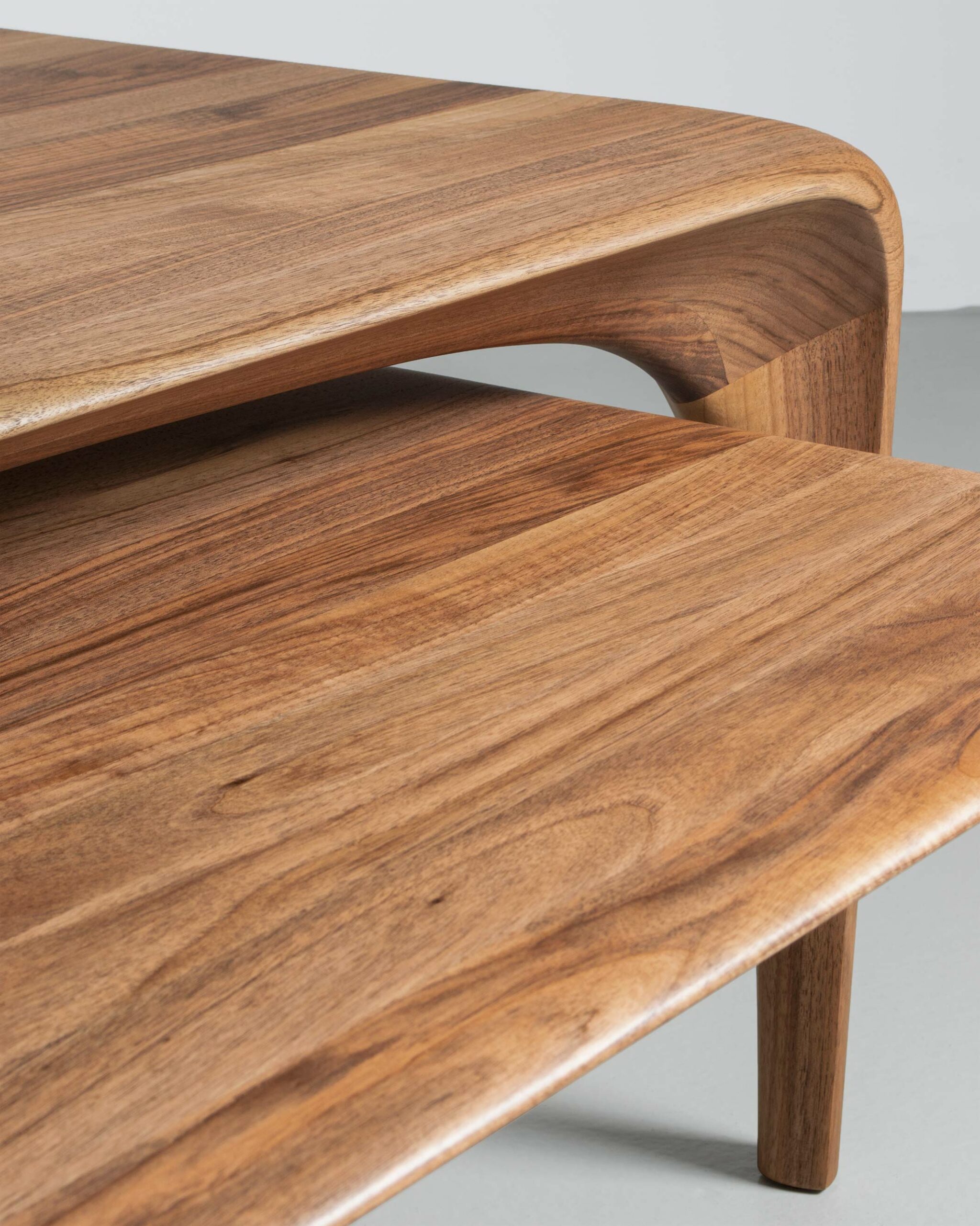 Table - Table à manger - Tables gigognes - Maxime Goléo - bois - frêne - organique - épuré - moderne - sculpture - design intérieur - galerie d'art - design